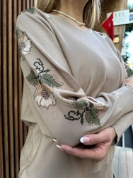 Pull en maille pour femme, beige, brodé de fleurs - Vente en gros - 32393 | REEL TRİKO - Thumbnail
