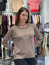 Jersey de punto para mujer al por mayor con bordado de cisne, color visón - 32904 | REEL TRİKO - Thumbnail