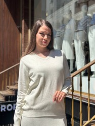 Wholesale Women's Knitted Sweater V-Neck Ecru - 32199 | REEL TRİKO - Thumbnail