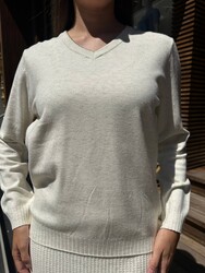 Wholesale Women's Knitted Sweater V-Neck Ecru - 32199 | REEL TRİKO - Thumbnail